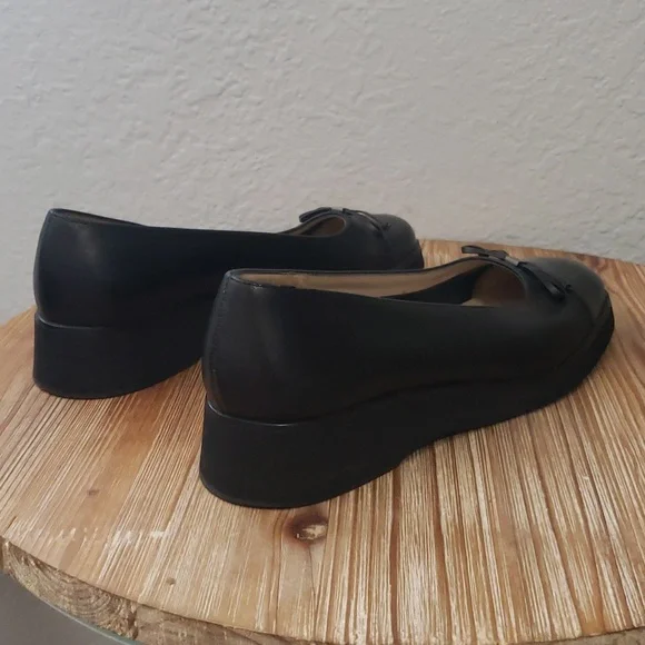 SALVATORE FERRAGAMO Classic Vara Black/Black Patent Bow Pump - Picture 6 of 12